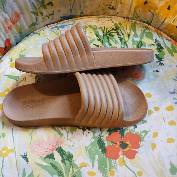 girlfriend collective sandals - Picture 3 of 4